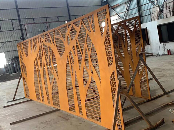 耐候鋼板在景觀建筑的應用有哪些優(yōu)勢？